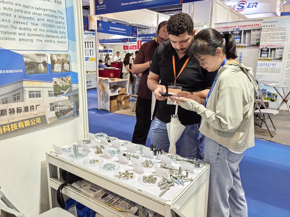 Jiaxing Xinhan -teknologi skinnede ved 2025 Shanghai International Fastener Industry Exposition og diskuterede industriens fremtid.